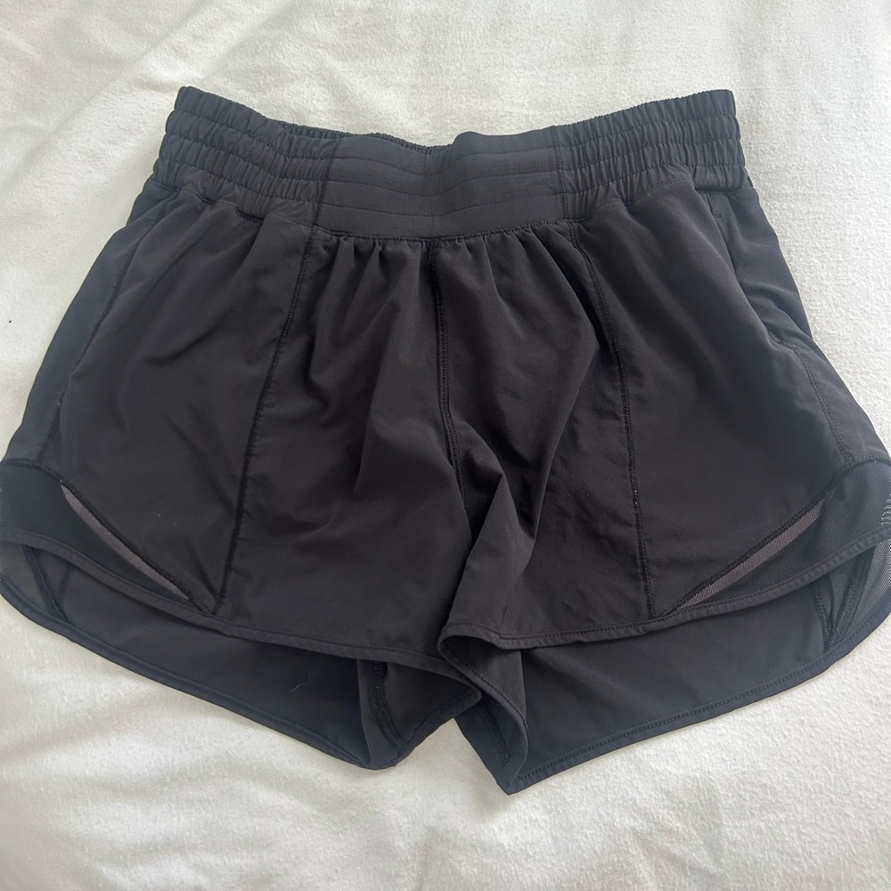 Lululemon hotty hot high rise shorts 4 “ size 6